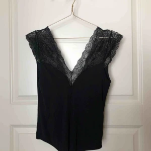  - SUPERfin body från Vero Moda. Djup urringning + djup i ryggen & verkligen jätteskönt material. Storlek M men passar S. Använd men är i bra skick! 100 kr inkl frakt 🥰