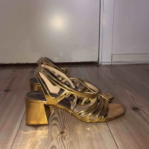  - Guldiga blockklackar från Zara. Möts upp i Växjö eller skickas mot frakt.