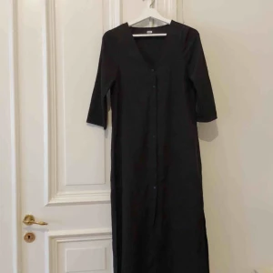  - Ankellång svart tunika från bikbok i tunt material. Kan mötas upp i Gbg annars tillkommer frakt✨