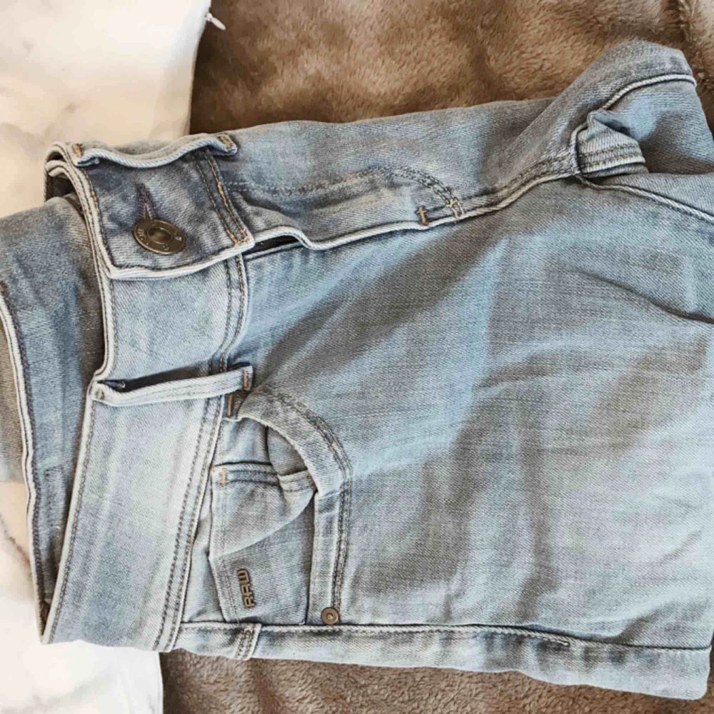Ett par blå jeans från märket raw. Säljer pga att dom inte kommer till användning. Bra skick!. Jeans & Byxor.