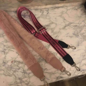  - Säljer två olika band som man kan sätta på sin väska, 50kr/st och frakt tillkommer på 20 kr, hojta till om du är intresserad💓💖