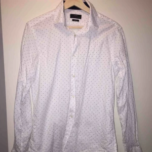  - Vit prickig skjorta i strl M slim fit. Använd ca 2 ggr.
