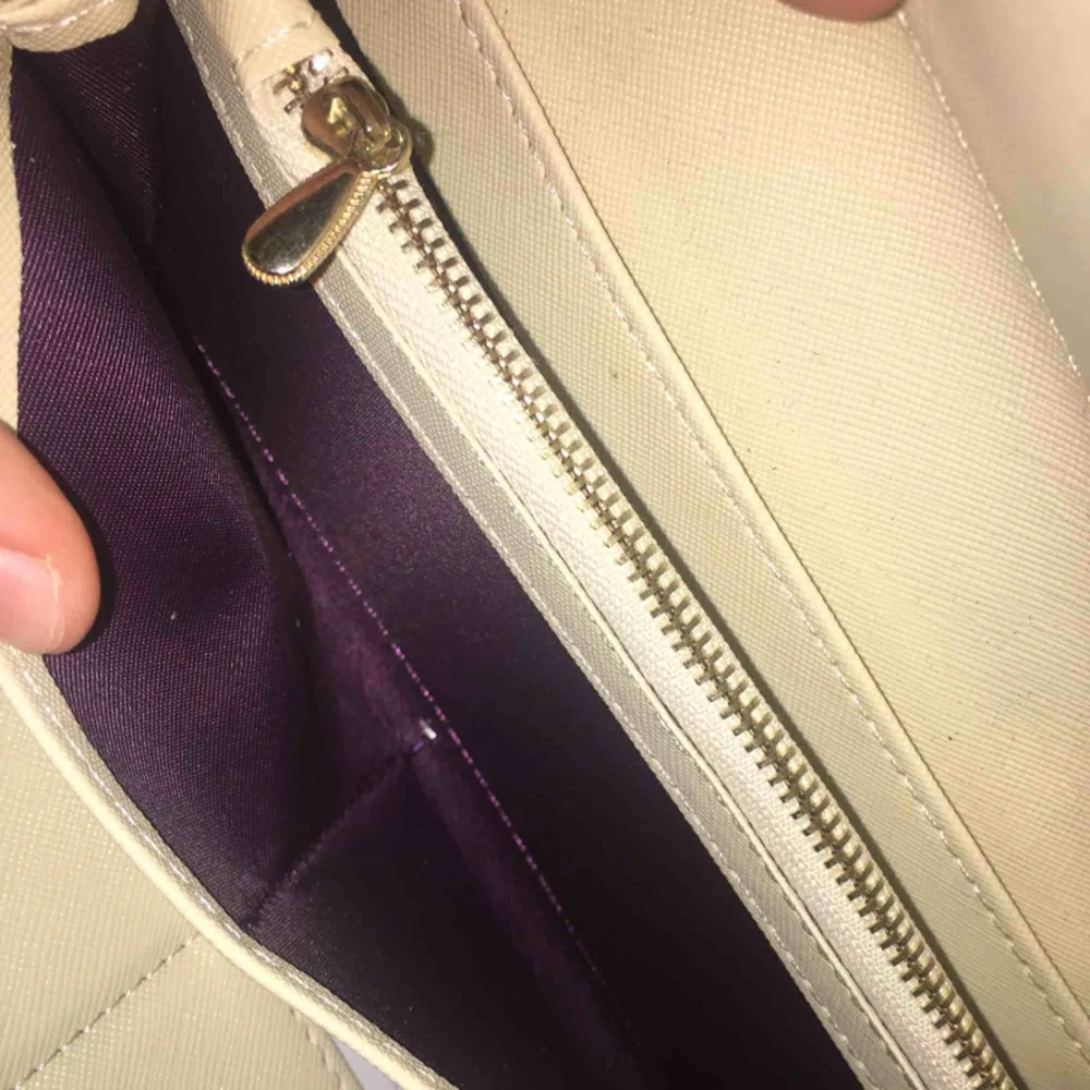 fake Michael kors plånbok med många fack varav ett har dragkedja till t.ex mynt. Går även att använda som clutch. . Väskor.