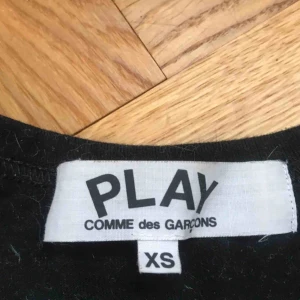  - T-shirt från comme des garçons i svart med svart litet hjärta! Super snygg o diskret men kommer aldrig till användning tyvärr 💕 köpare står för frakt!