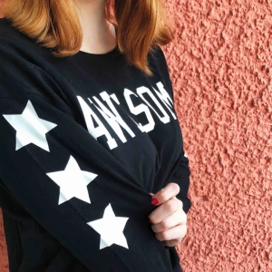  - En fett ball tröja med stjärnor med texten AWESOME! Tröjan var en favorit förr men används inte så mycket längre. Svart visar upp hårstrån bra, det ska man inte sticka under stolen med.. Kan fraktas, betalaning sker via Swish ✨