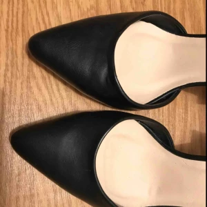  - Helt oanvända heels från Nelly. Frakt inom Sverige  ingår! 