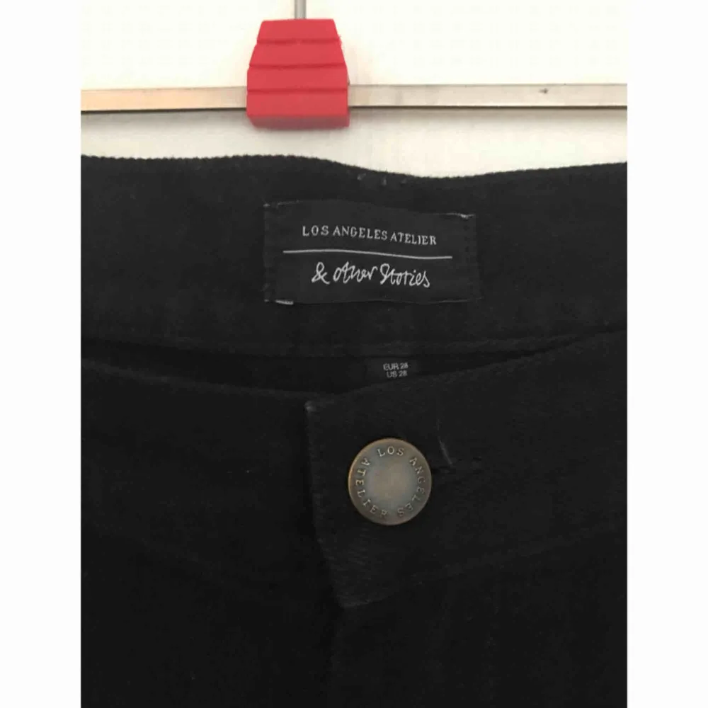 Svarta jeans från & Other Stories. Använda en gång och köpta i höstas. Den har storlek 28 i midjan, men skulle säga att de även passar storlek 30. . Jeans & Byxor.