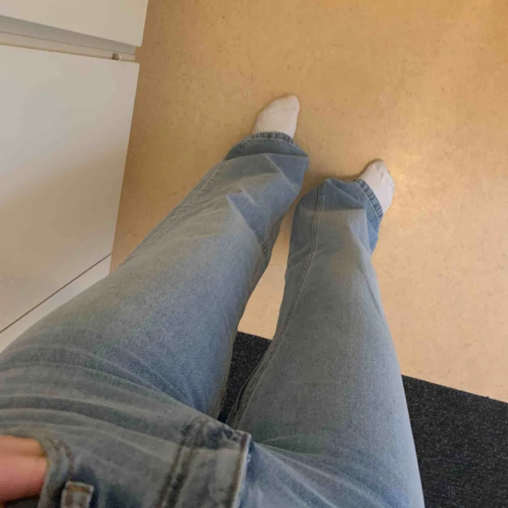 Så snygga flare/raka jeans från mango, sitter tight i rumpa men blir raka från lår och nedåt! Använda 3 gånger, passar mig är 1.64 lång! Frakten ingår i priset.. Jeans & Byxor.