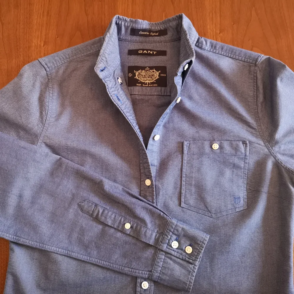 Blå skjorta från Gant i väldigt fint skick! Oxfordmodell i storlek 36. 100 % bomull . Skjortor.