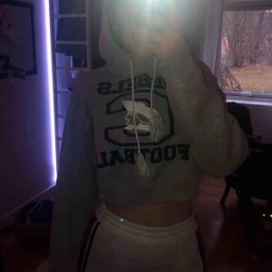  - Kort croppad hoodie, köpt på beyond retro och nästan aldrig använd. Super bra skick 