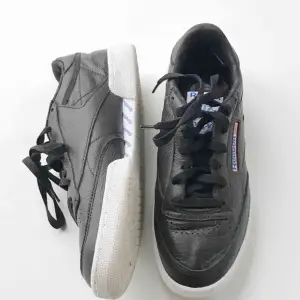 Reebok Club C 85. Svarta Reebok i storlek 42. Använda 2-3 gånger och är i väldigt gott skick. 