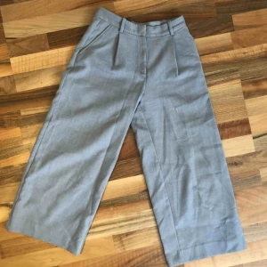  - superduper fina gråa culotte byxor från monki i tjockt och bra material. Väldigt använda men inget som syns!! 
