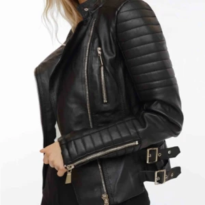  - Säljer nu min fina skinnjacka från chiquelle då den blivit för stor för mig ☹️👎🏽 Den är sparsamt använd. Storlek 40.   350 + frakt. 