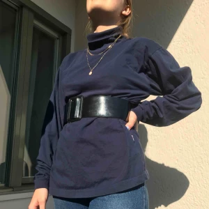  - Super fin oversized blå polo tröja!! Jag som har på mig den har Strl S. Är flera intresserade blir det budgivning. Frakt tillkommer på 55kr!! Annars möts vi på söder💖💖