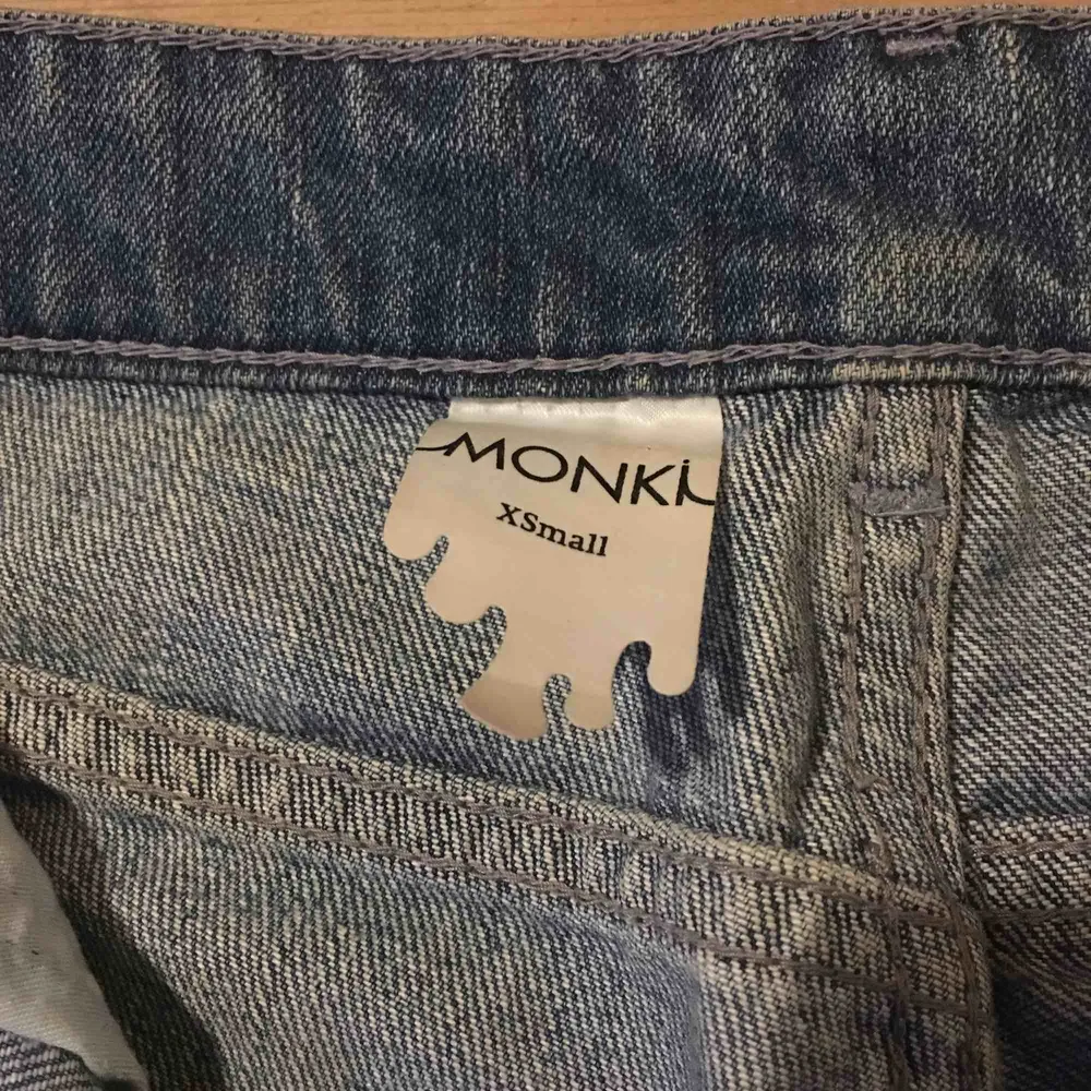 Säljer ett par trasiga jeans från Monki i strl XS, mycket fint skick. Köparen står för frakten och swisch funkar fint😉. Jeans & Byxor.