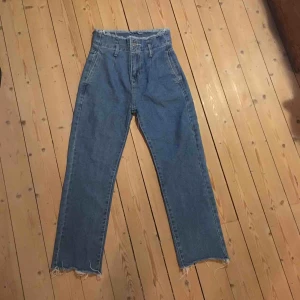  - Säljer ett par Jeans med hög, snygg midja från Dennis Maglić i strl 34. Köparen står för eventuell frakt o swish funkar fint😉