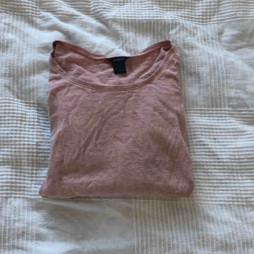 En skön långärmad tröja från Lindex i mysig rosa färg. På andra bilden visas spetsen som sitter längst tröjans kant. Har inga slitningar.   Kan mötas i Bålsta eller frakta. Tar endast emot Swish.  Kunden står för den eventuella frakten.  . Tröjor & Koftor.