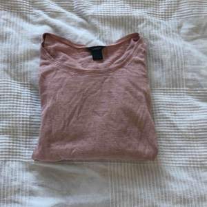 En skön långärmad tröja från Lindex i mysig rosa färg. På andra bilden visas spetsen som sitter längst tröjans kant. Har inga slitningar.   Kan mötas i Bålsta eller frakta. Tar endast emot Swish.  Kunden står för den eventuella frakten.  