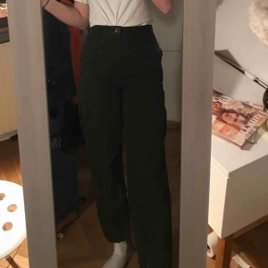  - Säljer mina cargo pants från week day i 100% bomull. Använda 1 gång men kändes ej som mig Köpare står för frakten