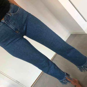  - Jeans med fransar. Endast prövade 