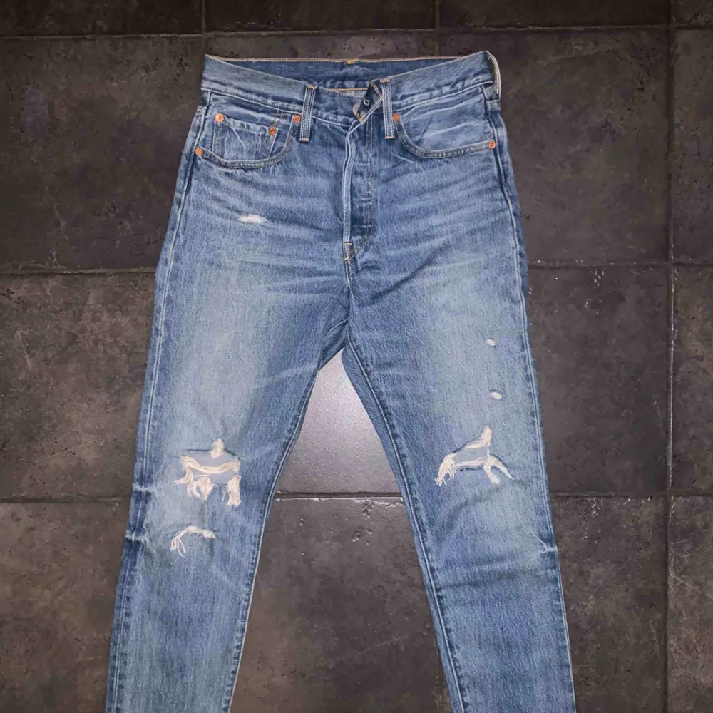 Levis Jeans, använda 1-2 gånger. Säljes pga. gått ner i vikt så de är alldeles för stora för mig. W27 L30. Jeans & Byxor.
