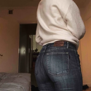  - Snygga butcut jeans med hål på knäna som jag klippt själv. Köpta på JC