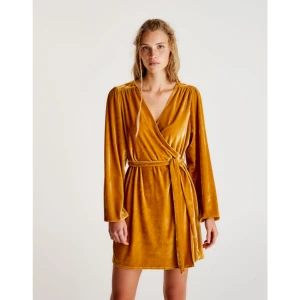  - Super fin klänning från pull&bear som är perfekt till sommaren !! Guldig färg och gjord av tunn sammet material. Passar S och m, som ny! Köparen betalar frakt eller så kan vi träffas vid centralen eller täby 