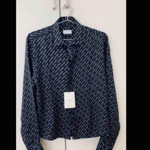  - Sidenskjorta från Tiger Of Sweden. Helt ny! 