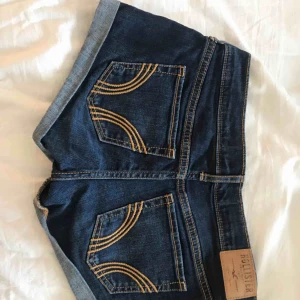  - Jeansshorts från Hollister w24. Frakt ingår i priset.