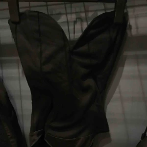  - Body från Angelica Blicks kollektion för Bikbok i storlek S. Hjärtformad urringning med byglar under bysten, samt dragkedja på sidan. Tyvärr har ena bygeln gått upp på ena sidan, (bild nr 3)  går att fixa till för den händige. Nypris 299kr. 