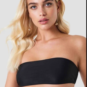  - En fin bandau bikini från Na-Kd. Helt oanvänd med prislapp kvar.
