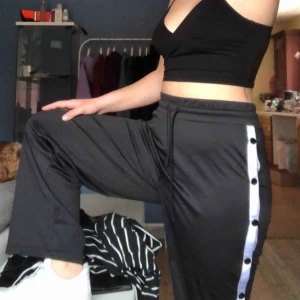  - Popperpants från madlady. Användt endast en gång, väldigt stretchiga i matrialet så skulle tro att dem passar S-L. Jag är en M