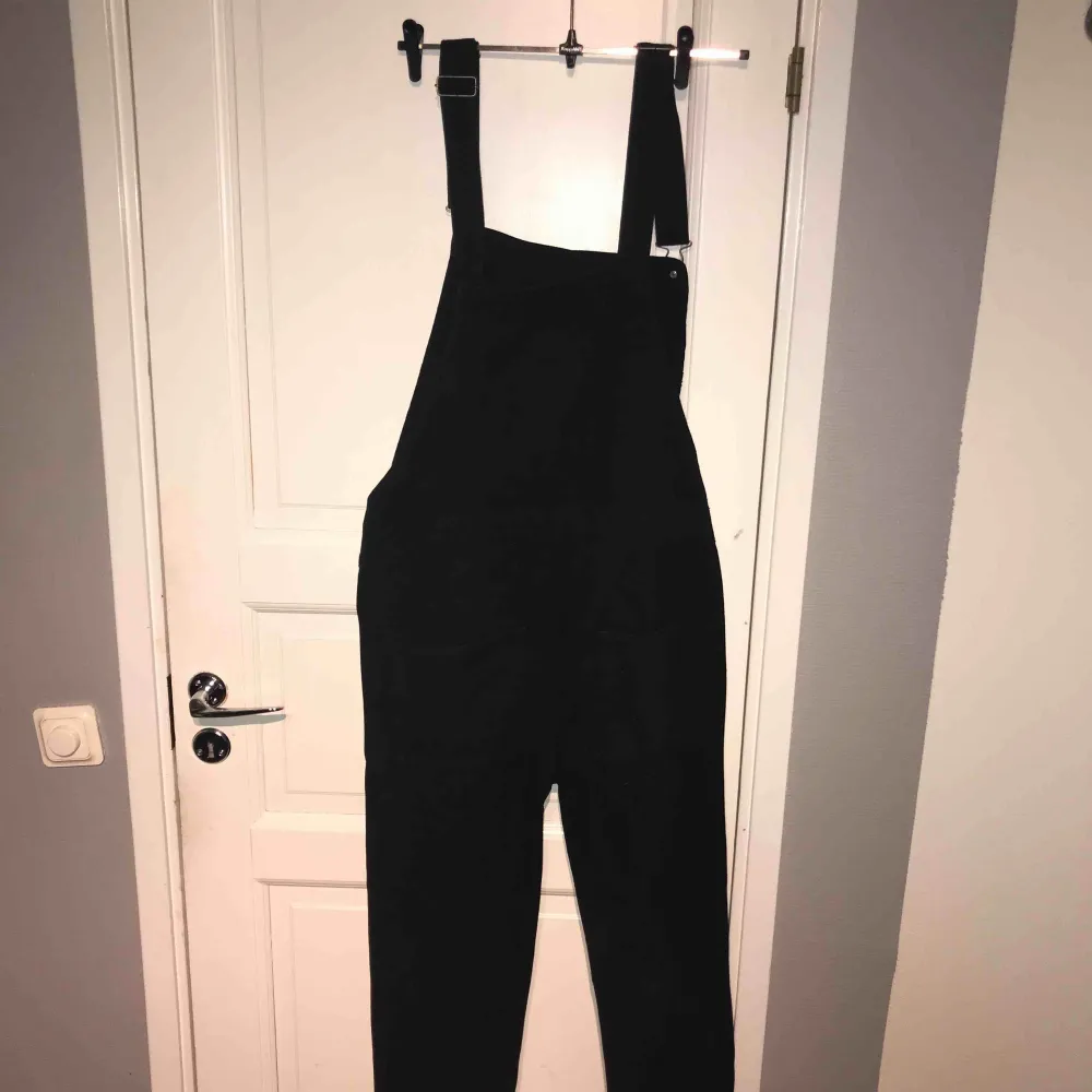 Svart dungarees från ASOS i storlek M/L Midjemått ca 87cm Innerbenslängd ca 80cm Nypris 750kr. Jeans & Byxor.