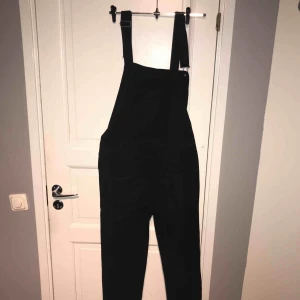  - Svart dungarees från ASOS i storlek M/L Midjemått ca 87cm Innerbenslängd ca 80cm Nypris 750kr