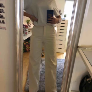  - Säljer dessa supersnygga krämvita jeans från H&M. Köpta för 600kr. Använda 4 gånger och har inga märken eller fläckar över huvudtaget. Köparen står för eventuell frakt. 