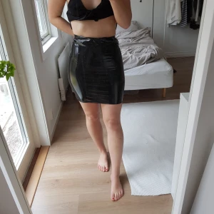  - Jättefin vinylkjol från bohoo med lapparna kvar! Perfekt till fest eller vardag. Säljes pga fel storlek, har även samma i röd. Kan frakta för 30 kr