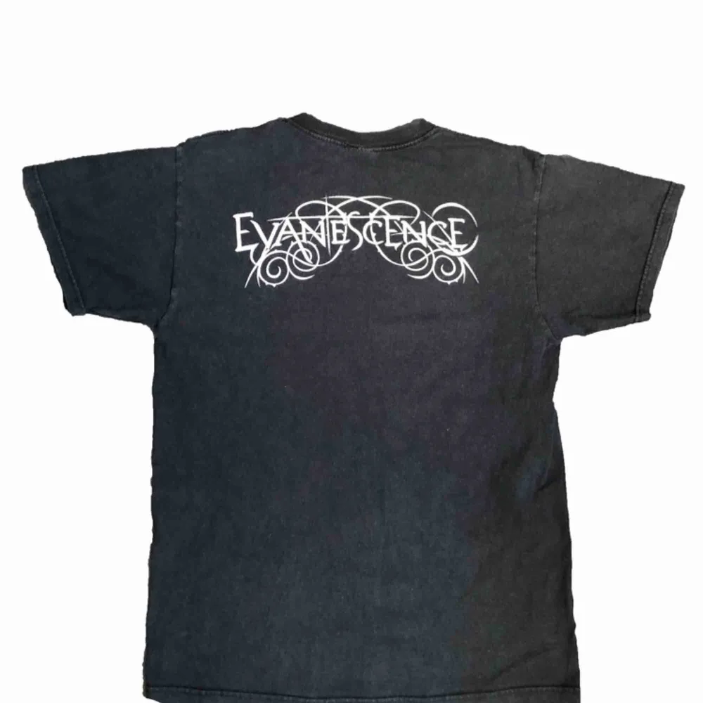 Vintage Band T-Shirt med sjukt snyggt motiv och fading. T-shirts.