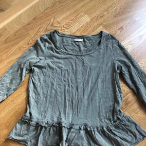  - Tröja med volang. Bilden där jag har tröjan på mig gör färgen mest rättvis. Äger tyvärr inget strykjärn så ber om ursäkt för att den ser skrynklig ut 😜 Köpt på MQ 