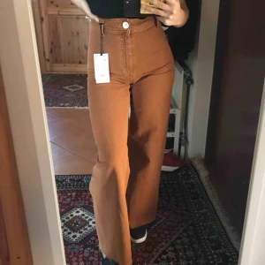  - Säljer ett par skitsnygga jeans ifrån Zara från höstens kollektion. Byxorna är raka i modellen och alla prislappar är kvar = aldrig använda. De är en 34a i storleken men är själv en 36:a! Så jag själv anser att de passar både en 34 o 36 i storlek.