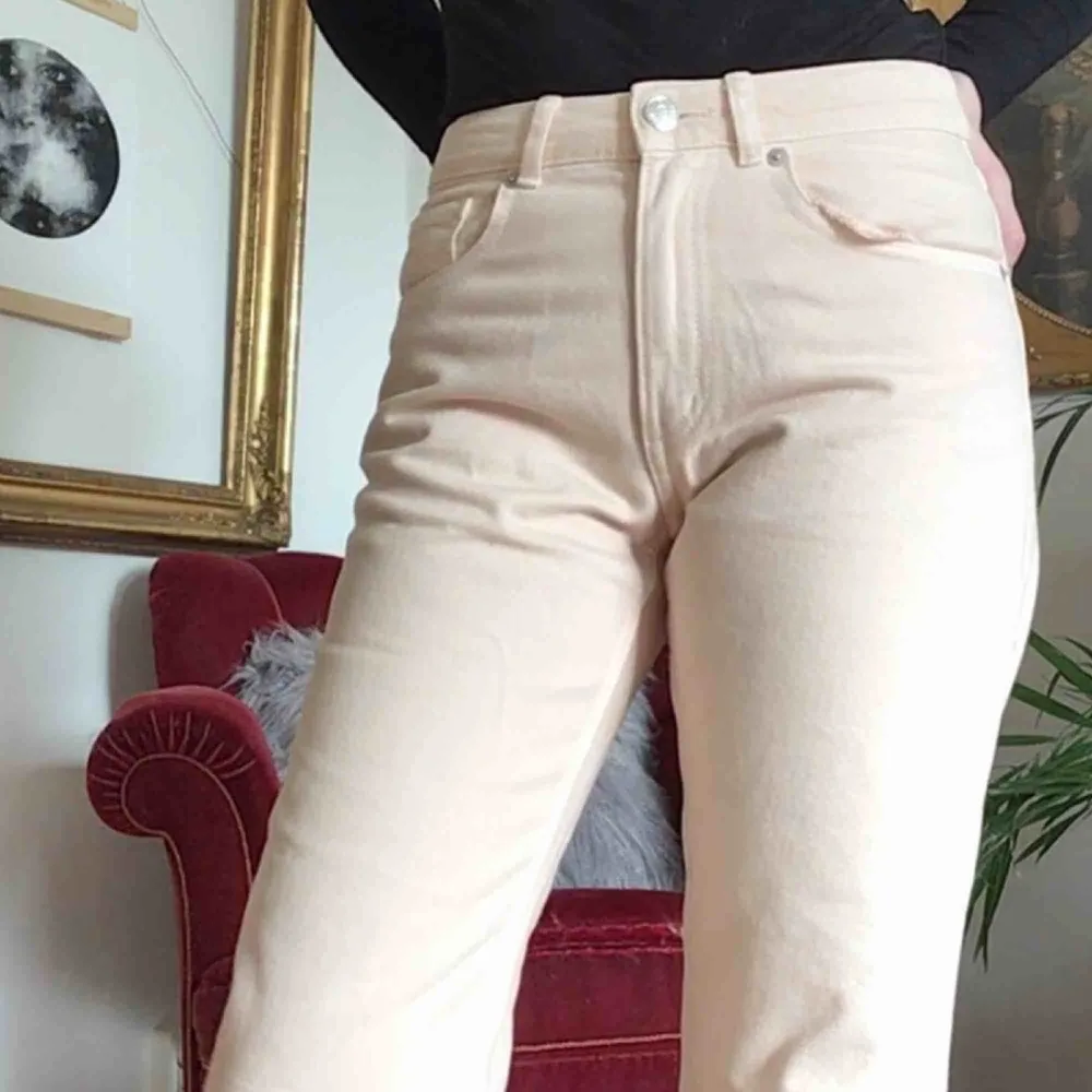 Ett par ljus pastell rosa jeans från Monki 🌸 77 cm i midjan!. Jeans & Byxor.