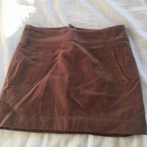  - Brun ullaktig kjol