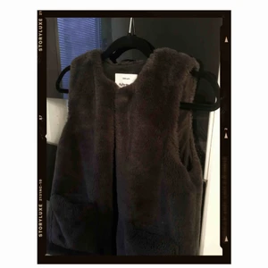  - • Marinblå faux fur från Zara  • Frakt ingår