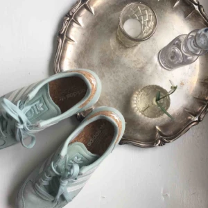  - Adidas sneakers som jag köpte för något år sedan men inte använt alls mycket, så nu hoppas jag någon annan kan få glädje av dem då de är sjukt snygga! Frakt tillkommer🌸