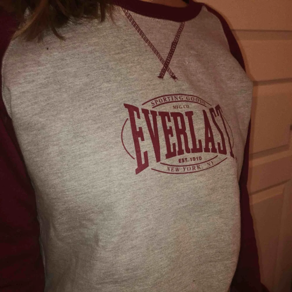 En grå/vinröd lite tajtare sweatshirt från Everlast. Typ aldrig använd!!. Hoodies.