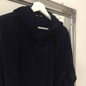  - Mysig sammetshoodie från Bershka. Använd fåtal gånger. Frakt tillkommer🌸