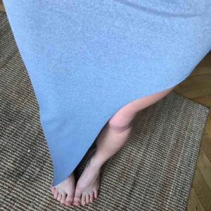  - Superfin klänning med en rem över axeln. 