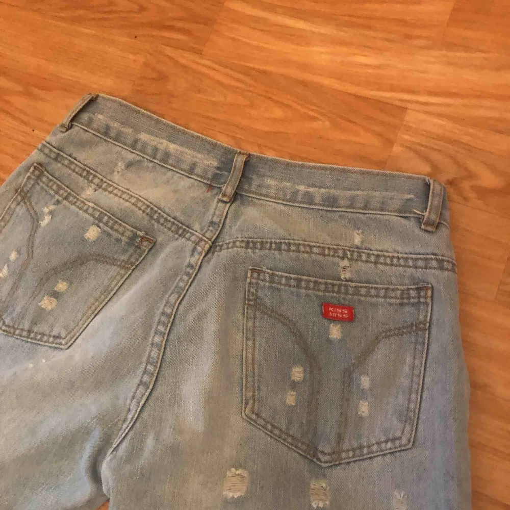 Säljer ett par superfina Bootcut jeans med broderat tryck på. Köpt från secondhand men de är lite för stora för mig. Det står ej storlek på men skulle gissa på en storlek M, hojta till om du är intresserad💕 (litet hål då en ”skärpflärp” har gått upp. Jeans & Byxor.