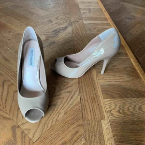  - Steve Madden pumps med öppen tå, läder, beiga, använda fåtal gånger. Liten röd fläck på ena skon fram. 