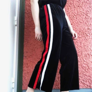  - Supercoola byxor i velvet!! Jättemysiga och stretchiga. Sitter perfekt på mig som är en 38 i storlek. Bli den coolaste på festen med dessa byxor! Priset kan diskuteras. Kan fraktas, betalning sker vis Swish ✨