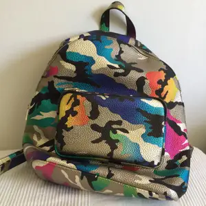 Glansig och lysande ryggsäck från Asos i kamouflage mönstrat tyg. Köparen betalar för frakt eller så möts vi upp i Stockholm 